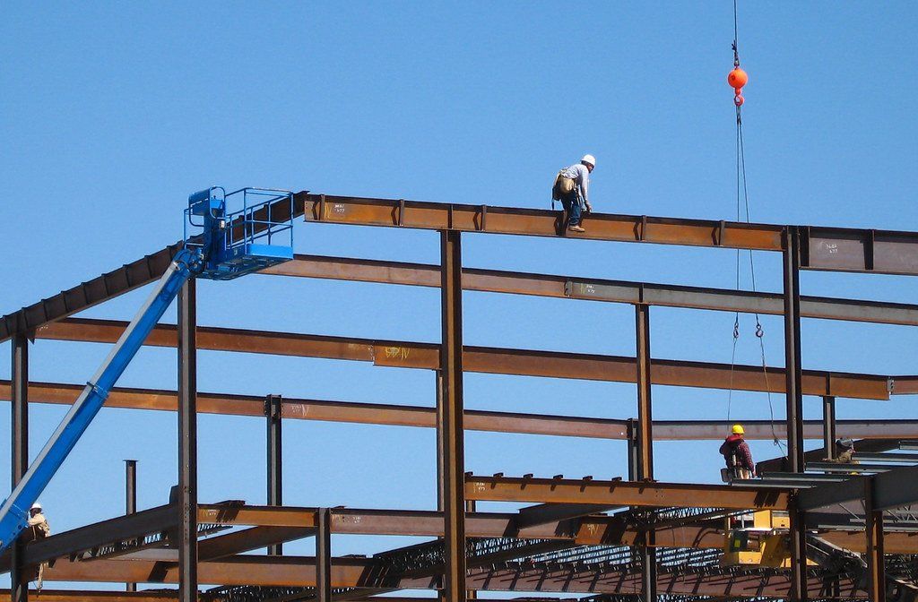 Managing risk in construction with crane lifting steel components